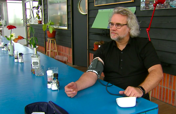 Een van de mannen die zich laat meten